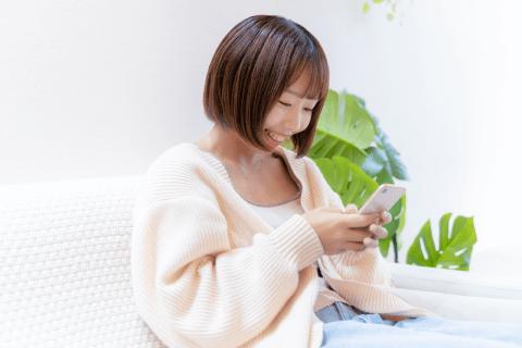 スマホで手続きをしているイメージ